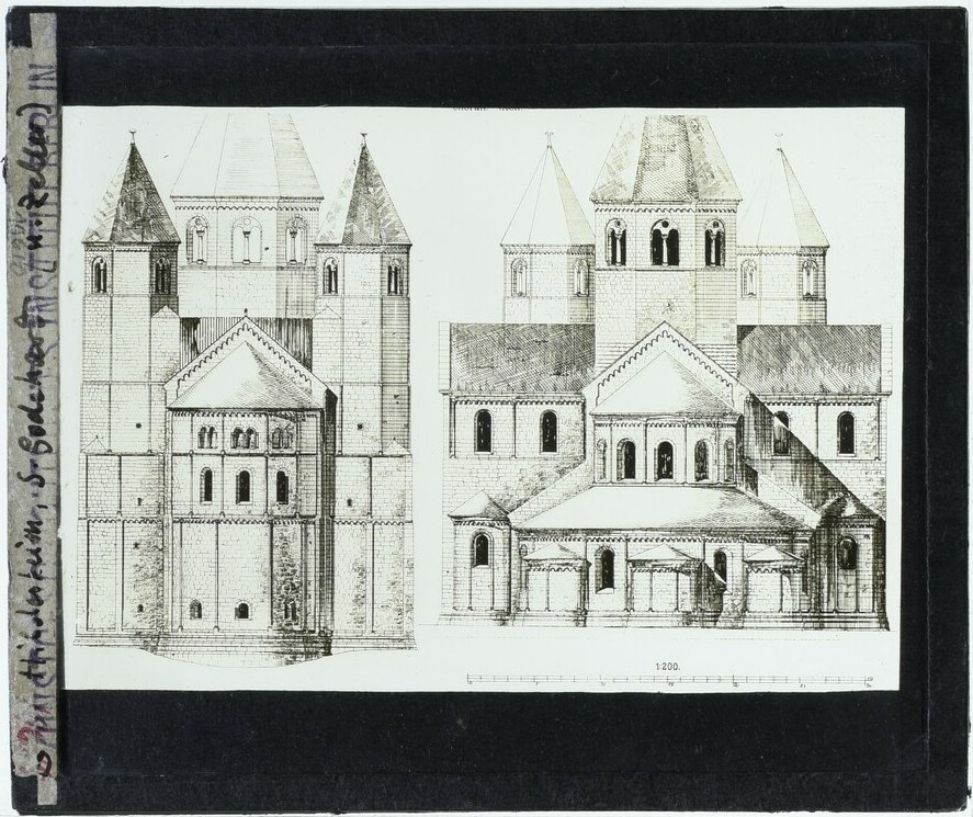 Diapositiv mit Aufrisszeichnungen der Ost- und Westansicht von St. Godehard in Hildesheim