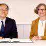 Kolloquium Architekturen der Begegnung, S.E. Hidenao Yanagi, Botschafter von Japan in der Bundesrepublik Deutschland, trägt sich ins Goldene Buch der HU ein, Julia von Blumenthal, Foto: Barbara Herrenkind