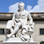 Alexander von Humboldt, Skulptur vor dem HU Hauptgebäude, Foto Barbara Herrenkind